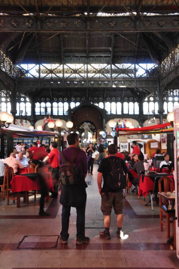 O imponente saguão do Mercado Central, em Santiago, capital do Chile